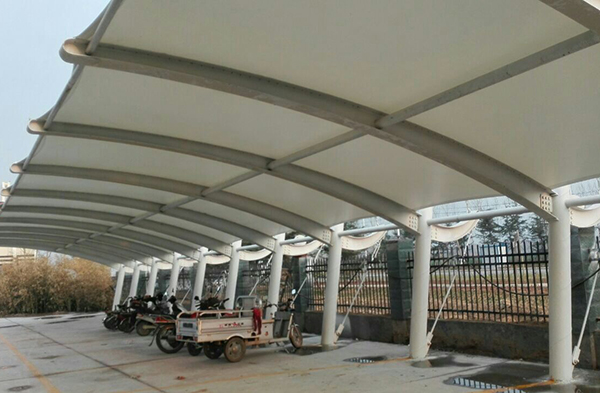 原陽(yáng)鋼構(gòu)廠車棚